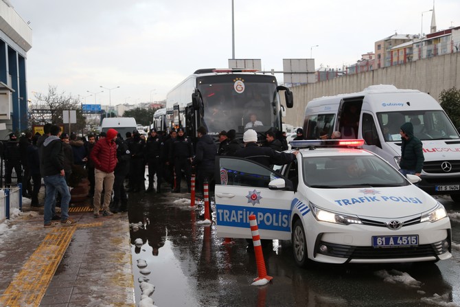 galatasaray-kafilesi-rizeye-geldi-(2).jpg