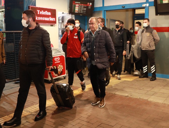galatasaray-kafilesi-rizeye-geldi-1.jpg