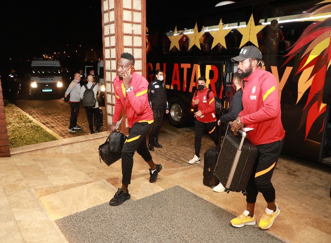 galatasaray-kafilesi-rizeye-geldi-3-001.jpg