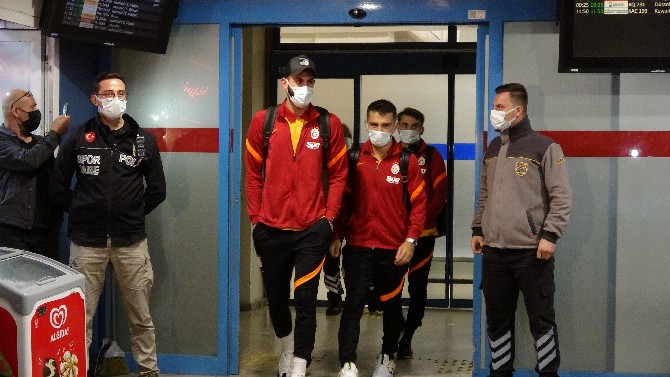 galatasaray-kafilesi-rizeye-geldi-6.jpg
