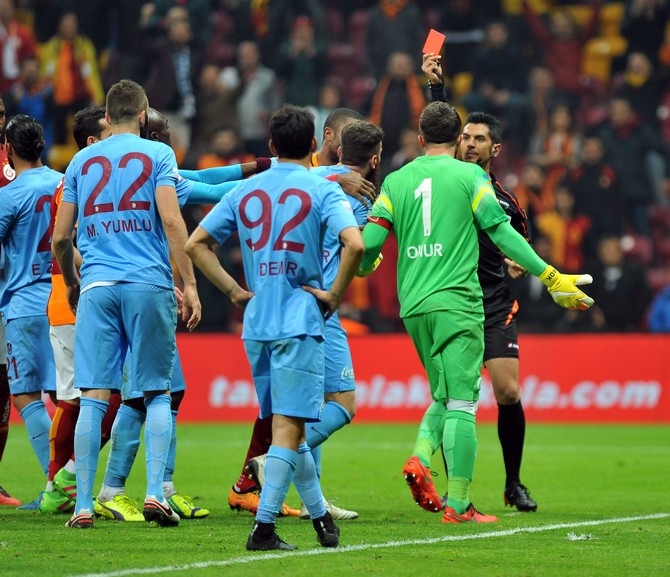galatasaray-trabzonspor-kirmizi-kart-hakeme-kirmizi-kart-gosterdi--(1).jpg