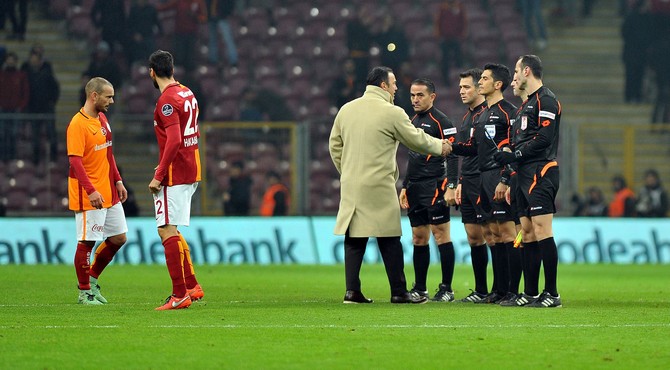 galatasaray-trabzonspor-kirmizi-kart-hakeme-kirmizi-kart-gosterdi--(10).jpg