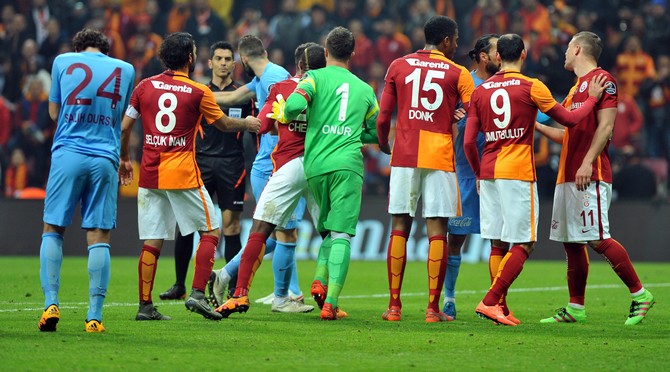 galatasaray-trabzonspor-kirmizi-kart-hakeme-kirmizi-kart-gosterdi--(3).jpg