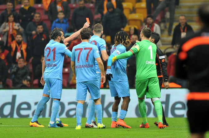 galatasaray-trabzonspor-kirmizi-kart-hakeme-kirmizi-kart-gosterdi--(5).jpg