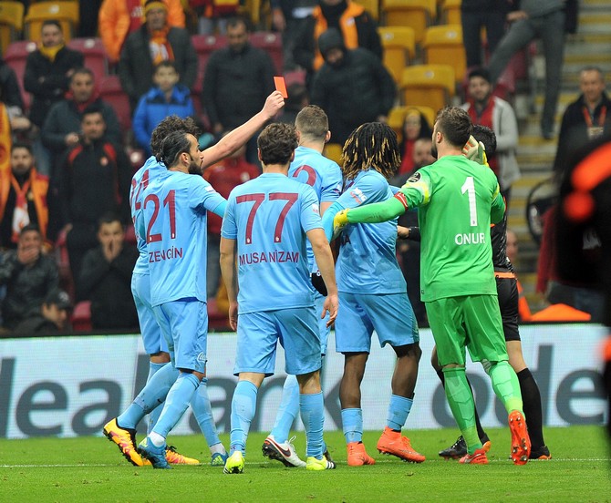 galatasaray-trabzonspor-kirmizi-kart-hakeme-kirmizi-kart-gosterdi--(6).jpg
