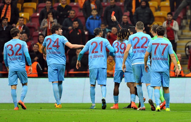 galatasaray-trabzonspor-kirmizi-kart-hakeme-kirmizi-kart-gosterdi--(8).jpg