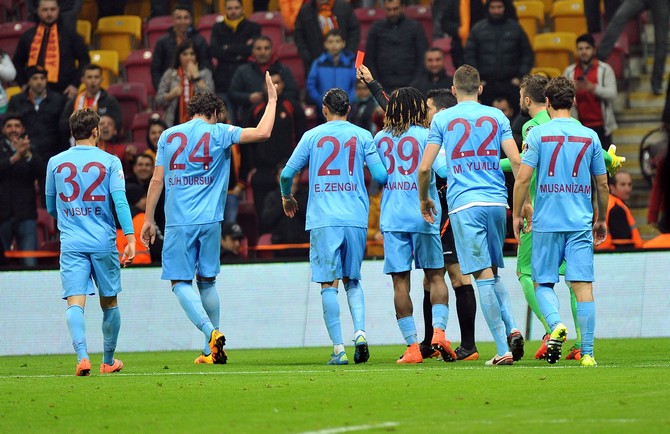 galatasaray-trabzonspor-kirmizi-kart-hakeme-kirmizi-kart-gosterdi--(9).jpg
