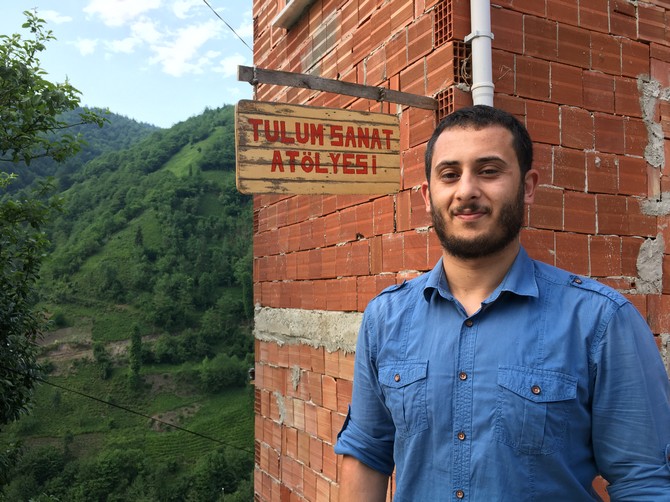 genc-tulum-ustalarindan-engin-dervisoglu,-camlihemsinde-kurdugu-tulum-sanat-atolyesinde,-tulum-muzigi-ve-kulturunu-gelecege-aktarmak-icin-mucadele-ediyor.-(1).jpg