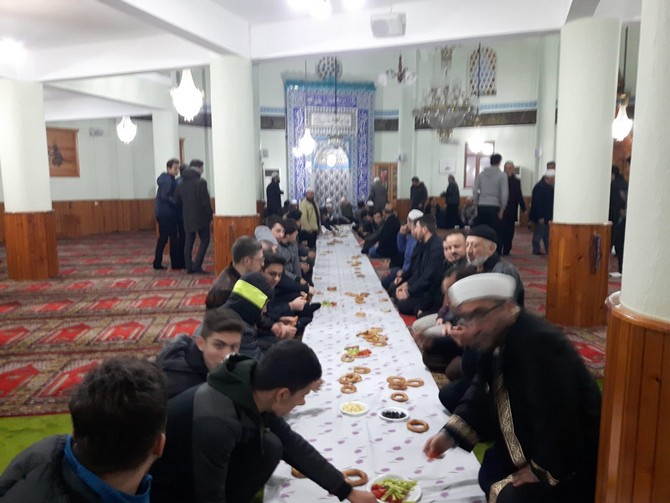 gencler-sabah-namazinda-saribaslar-camiinde-bulustu-(5).jpg