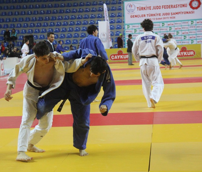 gencler-turkiye-judo-sampiyonasi-rizede-devam-ediyor-(1).jpg