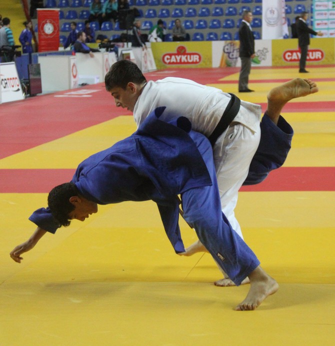 gencler-turkiye-judo-sampiyonasi-rizede-devam-ediyor-(3).jpg