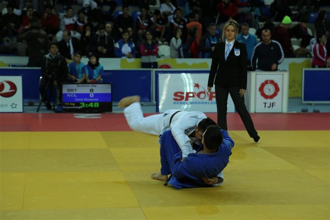 gencler-turkiye-judo-sampiyonasi-rizede-devam-ediyor-(7).jpg
