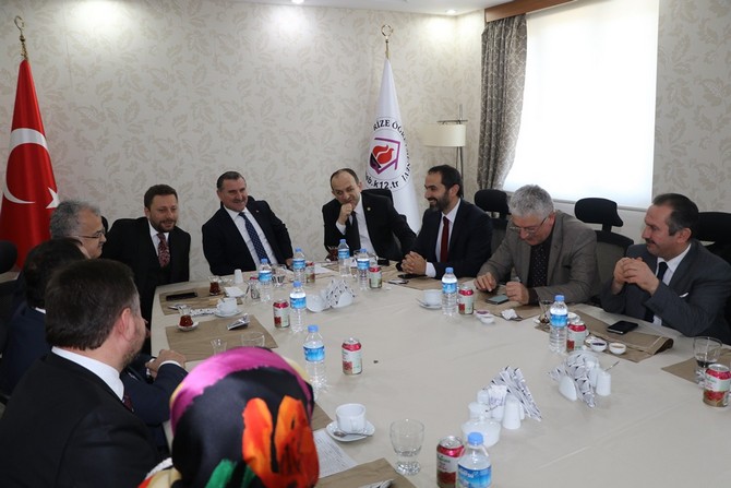 genclik-ve-spor-bakani-osman-askin-bak,-ogretmenler-evinde-duzenlenen-toplantida-ak-parti-rize-merkez-ilce-baskani-ishak-alim-ve-merkez-ilce-yonetim-kurulu-uyeleri-ile-bir-araya-geldi-(6).jpg