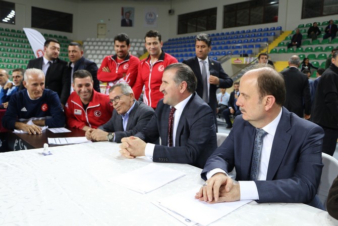 genclik-ve-spor-bakani-osman-askin-bak,-rizede-(3).jpg