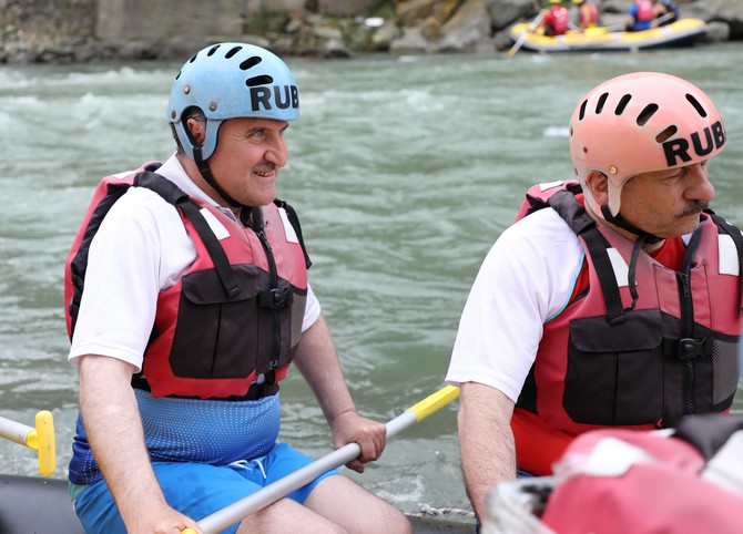 genclik-ve-spor-bakani-osman-askin-bak,-rizenin-ardesen-ile-camlihemsin-ilceleri-arasindaki-firtina-vadisinde-rafting-yapti-(11).jpg