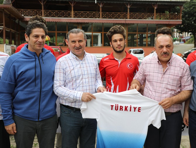 genclik-ve-spor-bakani-osman-askin-bak,-rizenin-ardesen-ile-camlihemsin-ilceleri-arasindaki-firtina-vadisinde-rafting-yapti-(12).jpg