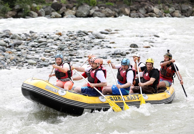 genclik-ve-spor-bakani-osman-askin-bak,-rizenin-ardesen-ile-camlihemsin-ilceleri-arasindaki-firtina-vadisinde-rafting-yapti-(4).jpg