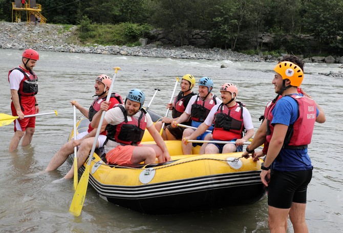 genclik-ve-spor-bakani-osman-askin-bak,-rizenin-ardesen-ile-camlihemsin-ilceleri-arasindaki-firtina-vadisinde-rafting-yapti-(5).jpg