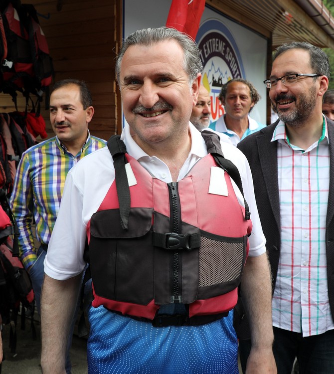 genclik-ve-spor-bakani-osman-askin-bak,-rizenin-ardesen-ile-camlihemsin-ilceleri-arasindaki-firtina-vadisinde-rafting-yapti-(6).jpg