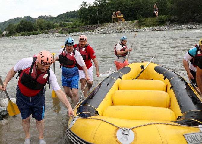 genclik-ve-spor-bakani-osman-askin-bak,-rizenin-ardesen-ile-camlihemsin-ilceleri-arasindaki-firtina-vadisinde-rafting-yapti-(7).jpg