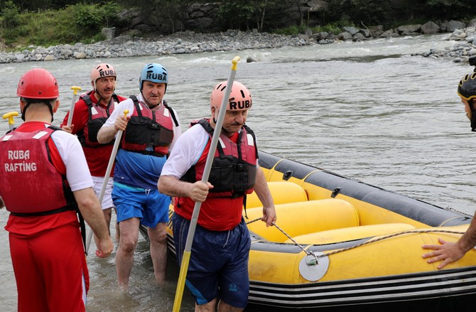 genclik-ve-spor-bakani-osman-askin-bak,-rizenin-ardesen-ile-camlihemsin-ilceleri-arasindaki-firtina-vadisinde-rafting-yapti-(9).jpg