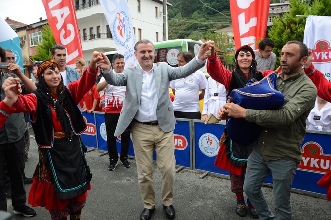 genclik-ve-spor-bakani-osman-askin-bak,-rizenin-findikli-ilcesinde-15-temmuz-sehitleri-anisina-duzenlenen-yari-maraton-dag-bisiklet-yarisina-katildi-(3).jpg