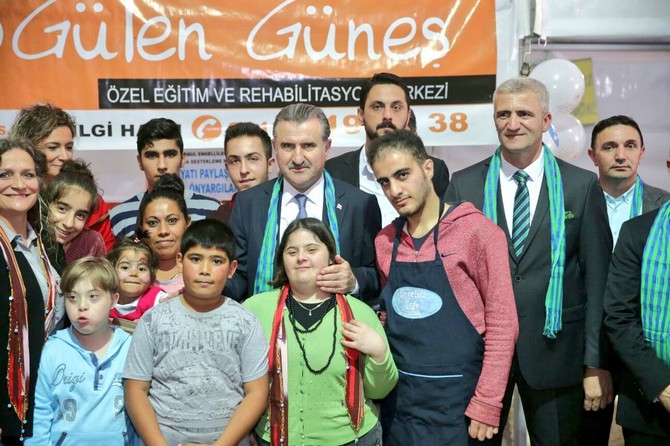 genclik-ve-spor-bakani-osman-askin-bak,-sultangazi-hamsi-festivali’nin-acilisina-katildi-(10).jpg
