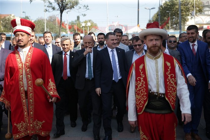 genclik-ve-spor-bakani-osman-askin-bak,-sultangazi-hamsi-festivali’nin-acilisina-katildi-(12).jpg