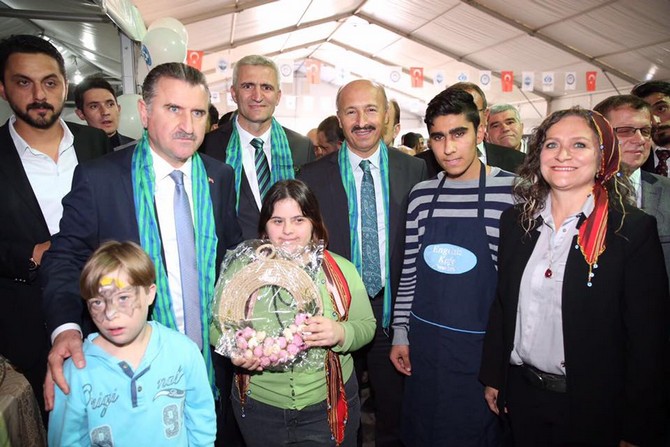 genclik-ve-spor-bakani-osman-askin-bak,-sultangazi-hamsi-festivali’nin-acilisina-katildi-(6).jpg