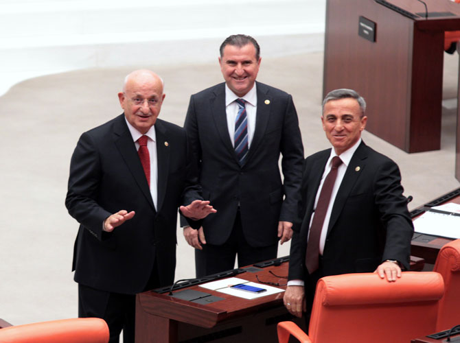 genel-kurul-salonuna-ilk-ismail-kahraman-girdi-1.jpg genel-kurul-salonuna-ilk-ismail-kahraman-girdi-1.jpg