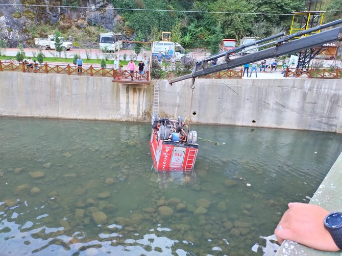 giresun’da-duroglu-belediyesine-ait-itfaiye-araci-freni-bosalarak-dereye-yuvarlanirken-kazada-can-kaybi-yasanmadi-(1).jpg