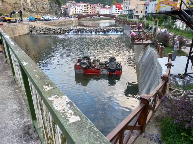 giresun’da-duroglu-belediyesine-ait-itfaiye-araci-freni-bosalarak-dereye-yuvarlanirken-kazada-can-kaybi-yasanmadi-(3).jpg