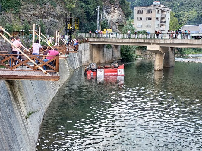 giresun’da-duroglu-belediyesine-ait-itfaiye-araci-freni-bosalarak-dereye-yuvarlanirken-kazada-can-kaybi-yasanmadi-(5).jpg