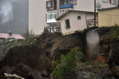 giresun’da-heyelan-nedeniyle-tedbir-olarak-bir-bina-bosaltildi3.jpg