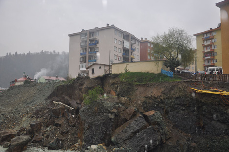 giresun’da-heyelan-nedeniyle-tedbir-olarak-bir-bina-bosaltildi4.jpg