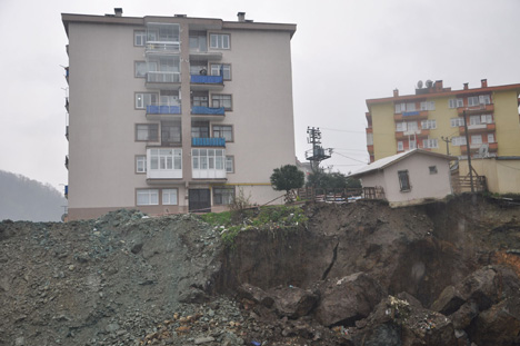 giresun’da-heyelan-nedeniyle-tedbir-olarak-bir-bina-bosaltildi5.jpg