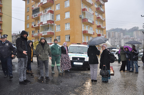 giresun’da-heyelan-nedeniyle-tedbir-olarak-bir-bina-bosaltildi6.jpg
