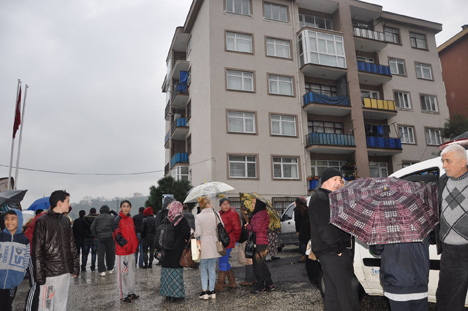 giresun’da-heyelan-nedeniyle-tedbir-olarak-bir-bina-bosaltildi7.jpg