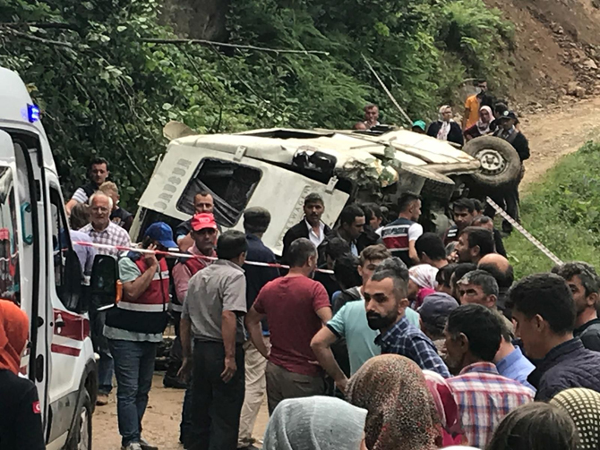 giresun’da-minibus-sarampole-yuvarlandi-4-olu,-8-yarali.jpg