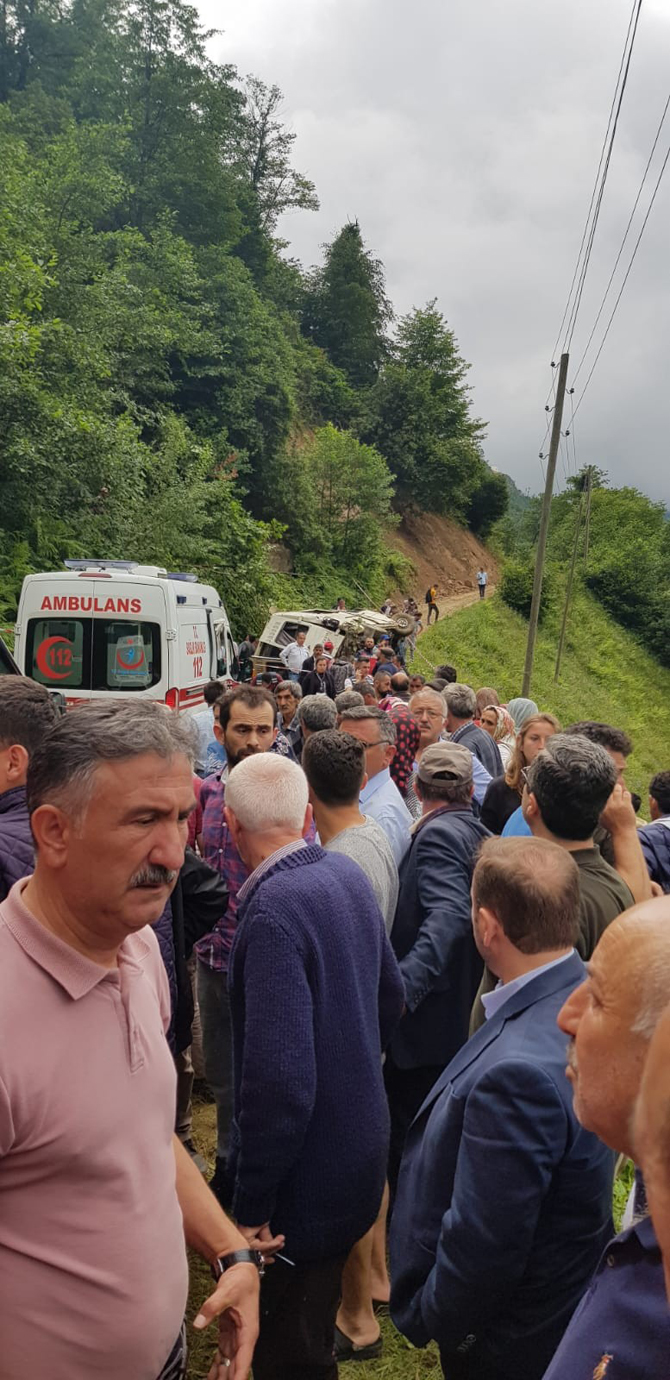 giresun’da-minibus-sarampole-yuvarlandi4-olu-8-yarali.jpg