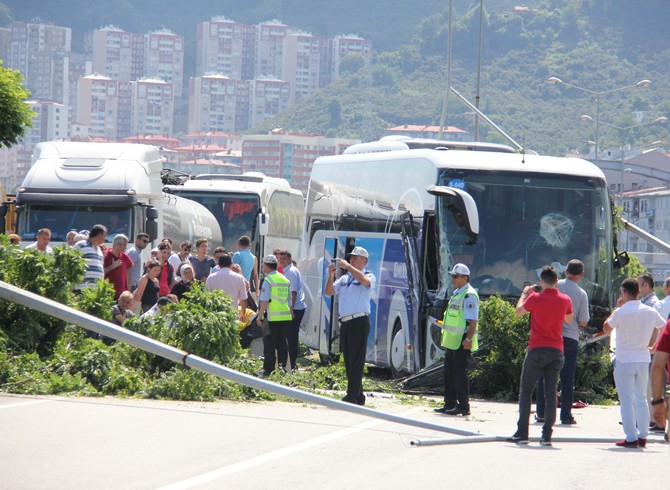 giresun’da-yolcu-otobusu-ile-tir-kaza-yapti-4-yarali-(1).jpg