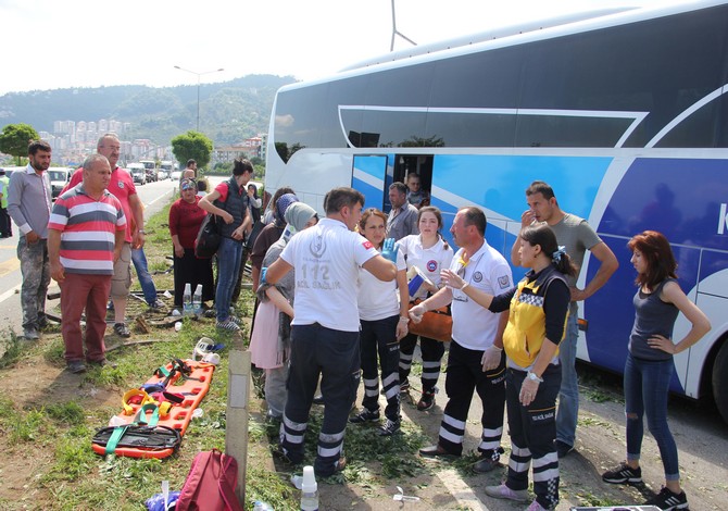 giresun’da-yolcu-otobusu-ile-tir-kaza-yapti-4-yarali-(6).jpg