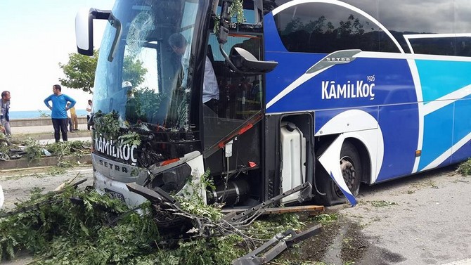 giresun’da-yolcu-otobusu-ile-tir-kaza-yapti-4-yarali-(9).jpg