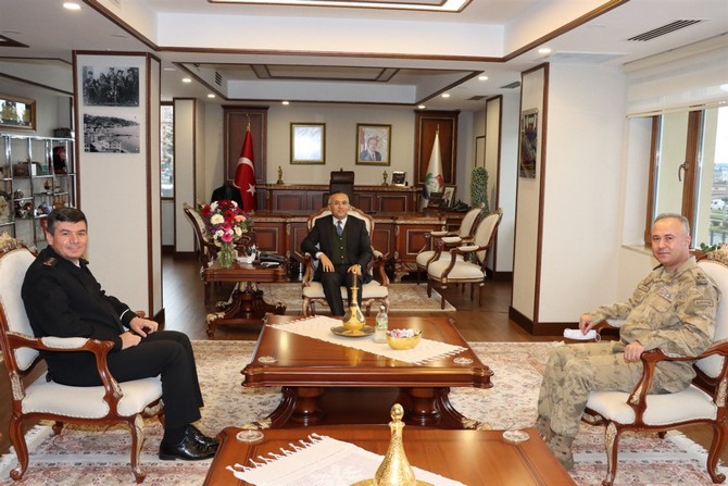 giresun-jandarma-bolge-komutani-tuggeneral-nuh-koroglu-vali-kemal-ceberi-makaminda-ziyaret-etti-1.jpg