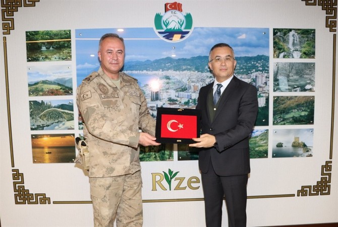 giresun-jandarma-bolge-komutani-tuggeneral-nuh-koroglu-vali-kemal-ceberi-makaminda-ziyaret-etti-2.jpg