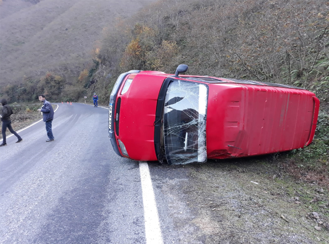 giresunda-devrilen-minibusteki-3-ogretmen-yaralandi.jpg