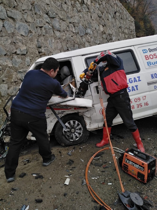 giresunda-kamyonet-ile-otomobil-carpisti-7-yarali-(5).jpg