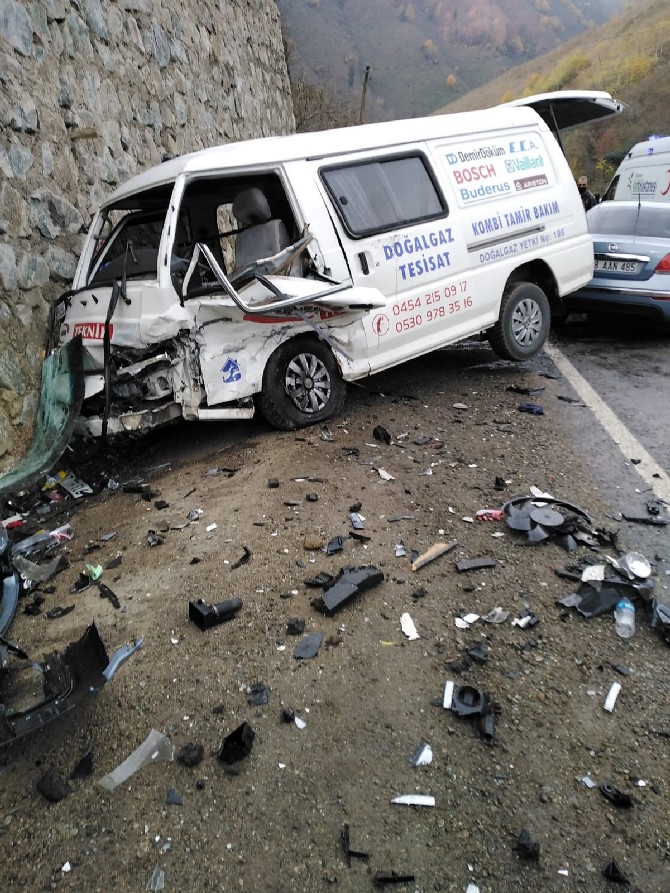 giresunda-kamyonet-ile-otomobil-carpisti-7-yarali-(6).jpg
