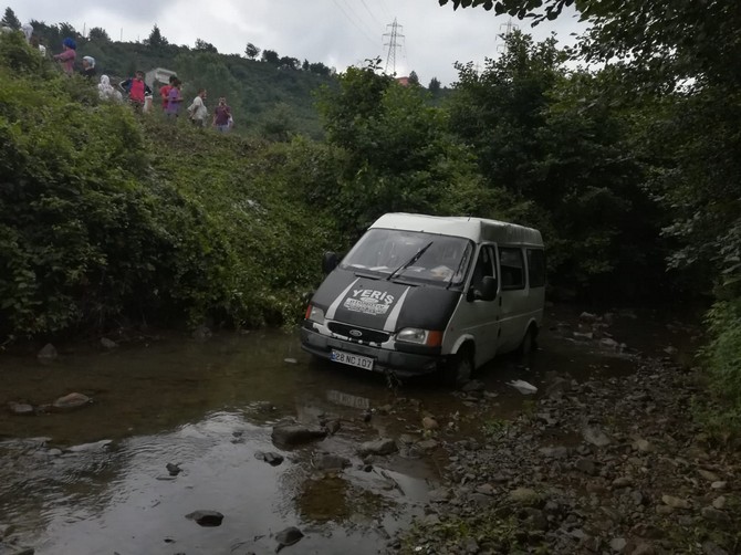 giresunda-minibus-dereye-yuvarlandi-13-yarali-(2).jpg