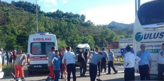 giresunda-otobus-ile-minibus-carpisti-24-yarali-(3).jpg